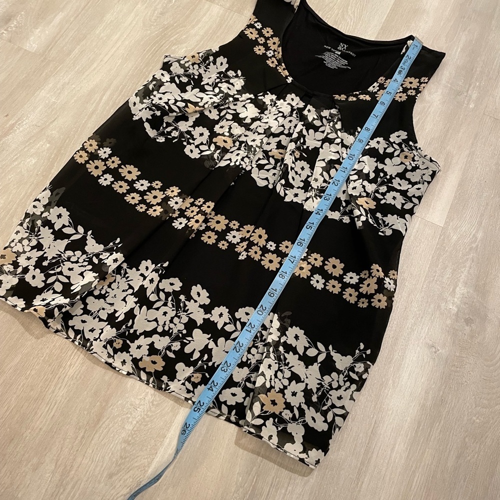 WOMEN’S New York & Co. Sleeveless Top - Picture 5 of 6